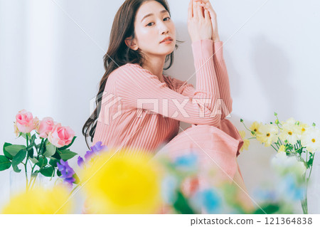 五顏六色的花朵和年輕女子 121364838