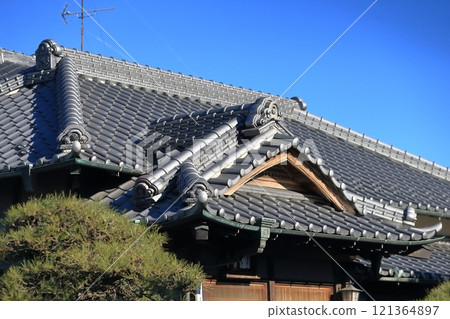 瓦屋頂圖像 121364897