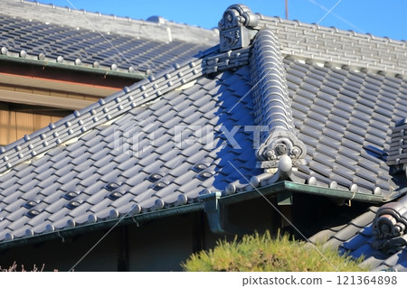 瓦屋頂圖像 121364898