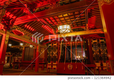 佑德稻荷神社的燈火通明的參拜殿 121364942