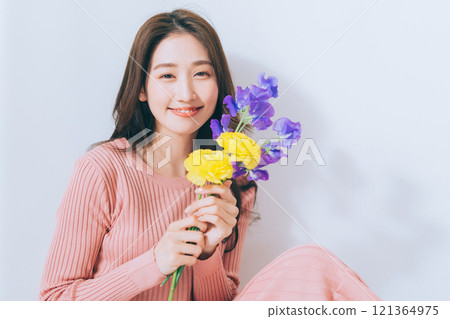 Woman with a bouquet 121364975