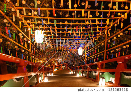 The approach to Yutoku Inari Shrine decorated with wind chimes 121365318