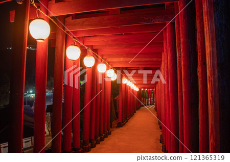 The red torii gates of Yutoku Inari Shrine at night 121365319