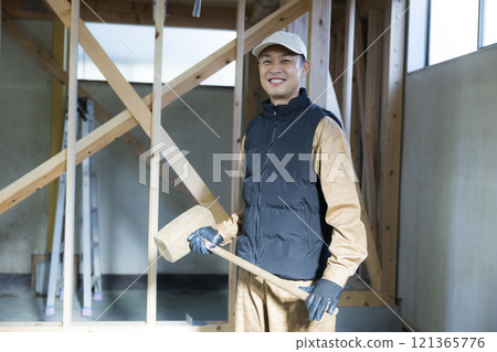 在建築工地工作的人 在建築工地工作的人 121365776