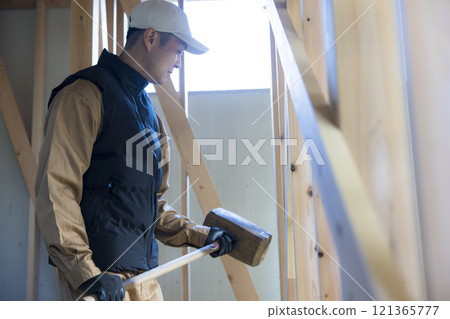 在建築工地工作的人 121365777