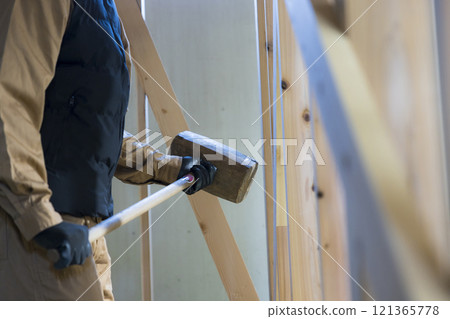 在建築工地工作的人 在建築工地工作的人 121365778