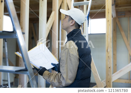 在建築工地工作的人 121365780