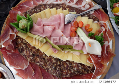 Classic Croatian starter plate with Fine Croatian prosciutto, sliced salami and cheese 121366472