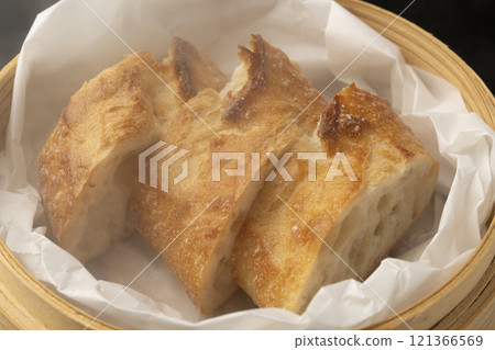 Steaming stale bread in a bamboo steamer 121366569