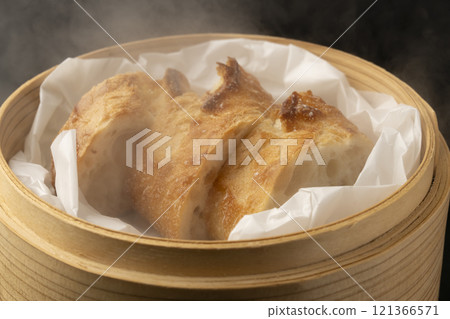 將變硬的麵包放入蒸籠中蒸熟 121366571