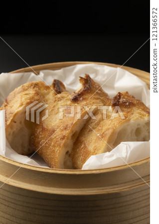 將變硬的麵包放入蒸籠中蒸熟 121366572