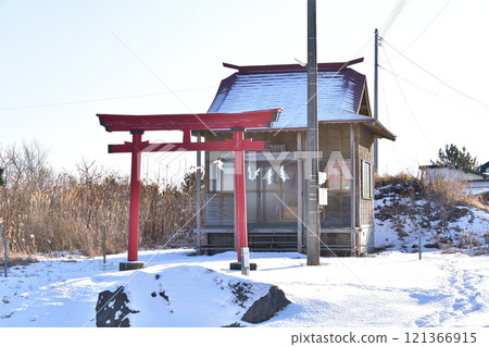 Photographing the scenery of the Dekiman Inari Shrine grounds in Shikabe, Hokkaido in winter Photographing the scenery of the Dekiman Inari Shrine grounds in Shikabe, Hokkaido in winter 121366915