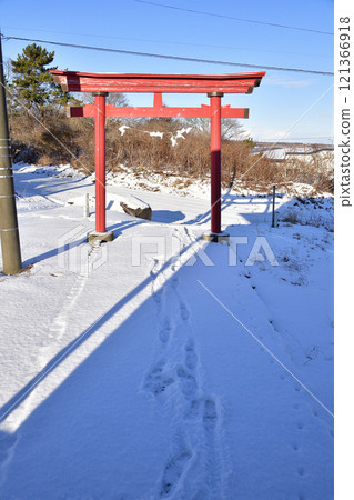 Photographing the scenery of the Dekiman Inari Shrine grounds in Shikabe, Hokkaido in winter Photographing the scenery of the Dekiman Inari Shrine grounds in Shikabe, Hokkaido in winter 121366918