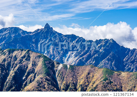 從東天陽山看到的矢裡岳和北嶽山脊，北阿爾卑斯山，大天陽山全景銀座垂直登山 121367134