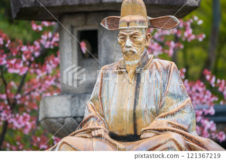拍攝春天的豐國神社,神社供奉京都市東山區的豐臣秀吉太鼓。 拍攝春天的豐國神社,神社供奉京都市東山區的豐臣秀吉太鼓。 121367219