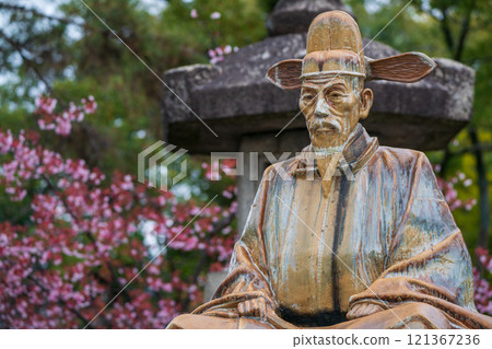 Photographing Toyokuni Shrine in spring, which enshrines Toyotomi Hideyoshi in Higashiyama Ward, Kyoto City Photographing Toyokuni Shrine in spring, which enshrines Toyotomi Hideyoshi in Higashiyama Ward, Kyoto City 121367236