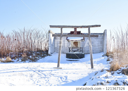 Photographing the scenery of Hamanaka Shrine in Shikabe, Hokkaido in winter Photographing the scenery of Hamanaka Shrine in Shikabe, Hokkaido in winter 121367326