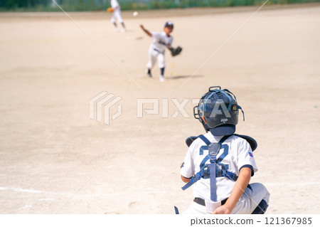 夢想成為職業棒球選手並努力奮鬥的棒球少年 夢想成為職業棒球選手並努力奮鬥的棒球少年 121367985