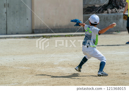 夢想成為職業棒球選手並努力奮鬥的棒球少年 121368015
