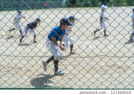 夢想成為職業棒球選手並努力奮鬥的棒球少年 夢想成為職業棒球選手並努力奮鬥的棒球少年 121368028