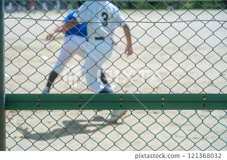 夢想成為職業棒球選手並努力奮鬥的棒球少年 夢想成為職業棒球選手並努力奮鬥的棒球少年 121368032