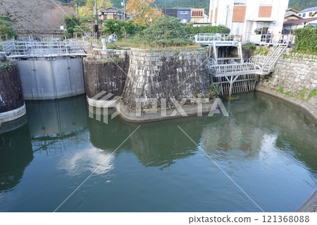 初冬三井寺碼頭附近的琵琶湖運河船 121368088