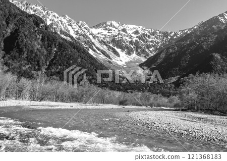 從梓川河童橋眺望奧穗高山 沿著上高地自然步道漫步 欣賞報紙廣告。 121368183