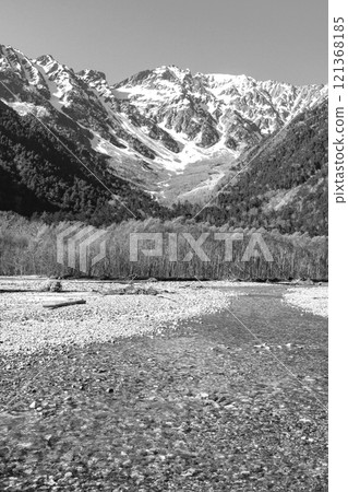 從梓川小西平眺望奧穗高山 沿著上高地自然步道散步 觀看報紙廣告。 121368185