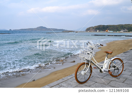Electrically assisted bicycles and the sea of Hagi City [Hagi City, Yamaguchi Prefecture] 121369108