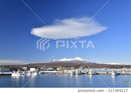 在北海道鹿部町本別港拍攝冬季的駒岳雪景和雲景 121369117