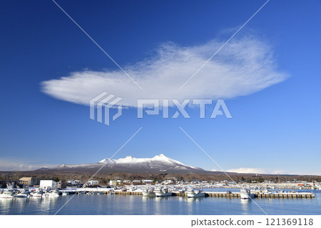 在北海道鹿部町本別港拍攝冬季的駒岳雪景和雲景 121369118
