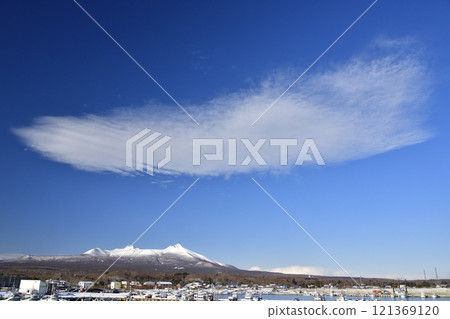 Photographing the snowy Mount Komagatake and clouds at Honbetsu Port in Shikabe, Hokkaido in winter 121369120