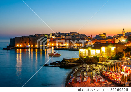 Beautiful night view of the Old Town of Dubrovnik 121369206
