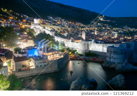 Beautiful night view of the Old Town of Dubrovnik 121369212