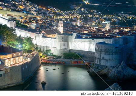 Beautiful night view of the Old Town of Dubrovnik 121369213