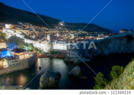 Beautiful night view of the Old Town of Dubrovnik 121369214