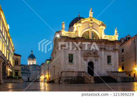 Beautiful night view of the Old Town of Dubrovnik Beautiful night view of the Old Town of Dubrovnik 121369229
