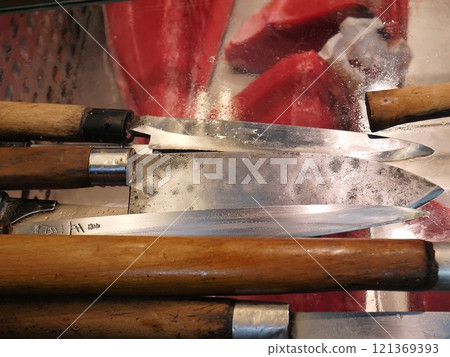 Tuna cutting work (tuna knife) 121369393