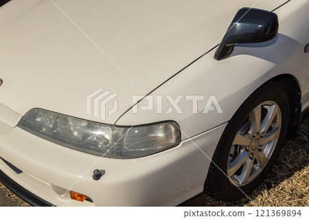 Headlight of the old car 121369894