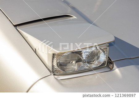 Headlight of the old car 121369897