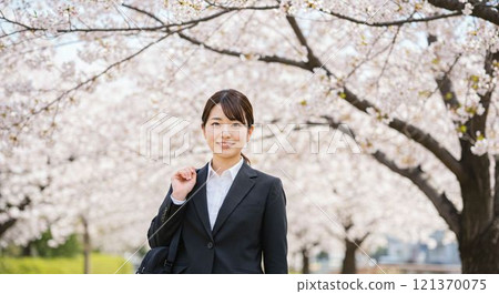A female businesswoman in her 20s, full of hope, looking to start work as a new graduate A female businesswoman in her 20s, full of hope, looking to start work as a new graduate 121370075