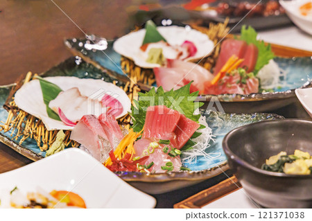 Assorted sashimi served at a banquet at an izakaya 121371038
