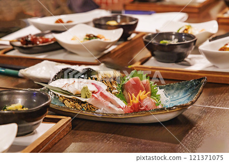 Assorted sashimi served at a banquet at an izakaya 121371075