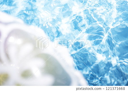 休閒池中漂浮的彩色浮環,夏日色彩的圖像 休閒池中漂浮的彩色浮環,夏日色彩的圖像 121371668
