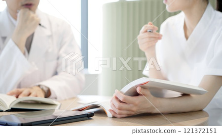 學習醫學的醫生和護士 學習醫學的醫生和護士 121372151