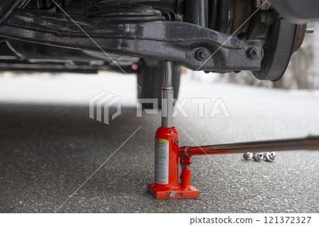 頂起並拆下輪胎後的後輪 121372327