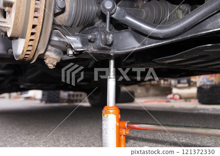 前輪頂起並拆下輪胎 121372330