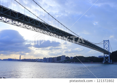 感受海風的關門海峽 關門大橋《福岡》 121372802