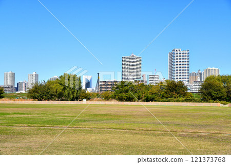 View towards Kawaguchi City from the Arakawa riverbed (Kawaguchi City, Saitama Prefecture) [November 2024] 121373768