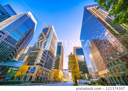 日本東京城市景觀:年底的大手町。低日照將辦公大樓區籠罩在柔和的光線中=22日 日本東京城市景觀:年底的大手町。低日照將辦公大樓區籠罩在柔和的光線中=22日 121374307